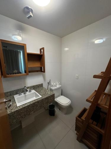 y baño con lavabo y aseo. en Brisas do Lago - apartamento 4, en Brasilia