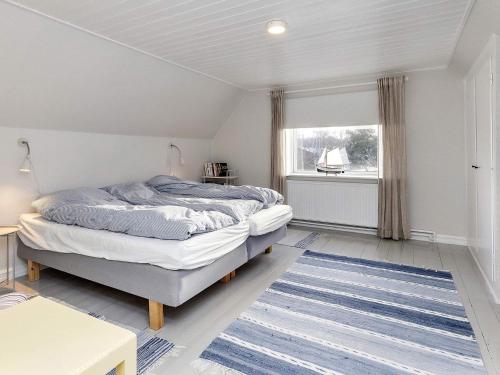 LæsøにあるHoliday home Læsø XVIIのベッドルーム(ベッド1台、窓付)