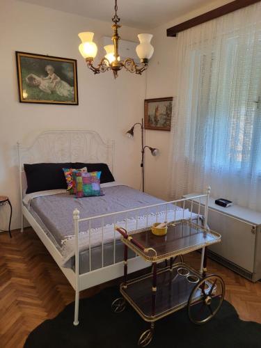 um quarto com uma cama com um carrinho em Zelena Oaza em Jagodina