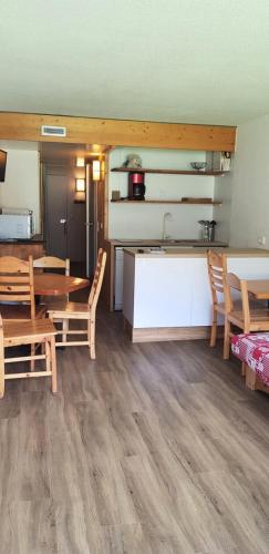une cuisine et une salle à manger avec une table et des chaises dans l'établissement Résidence Pierra Menta - Joli studio 5 personnes proche des pistes et des commerces dans le village du Charvet à Arc 1800 MAE-1909, à Arc 1800