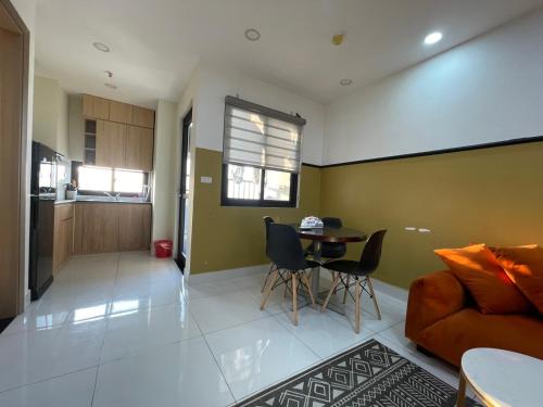 ein Wohnzimmer mit einem Tisch und einem Sofa in der Unterkunft LAD homestay & Apartment - Hoàng Huy Đổng Quốc Bình in Haiphong