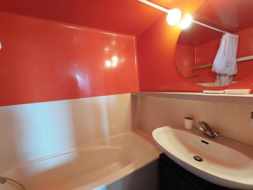 une salle de bain avec un lavabo et une baignoire et un lavabo dans l'établissement Résidence Tournavelles - Appartement 2 pièces 5 personnes au pied des pistes et des commerces, proche de l'ESF et de la garderie dans le village des Vill MAE-1929, à Arc 1800