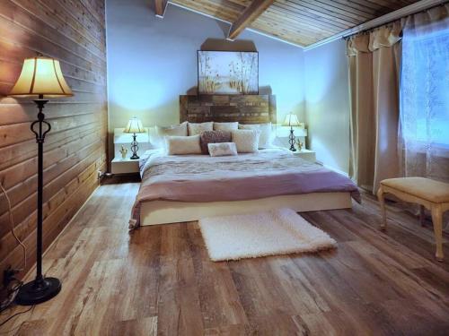 1 dormitorio con 1 cama grande y 2 lámparas en Private Camping in Mono en Shelburne