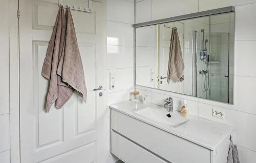 Et badeværelse på 4 Bedroom Gorgeous Home In Lindesnes