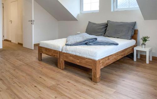 1 cama con marco de madera en una habitación en Ferienwohnung Friedlhof en Feldkirchen in Kärnten