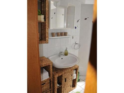 y baño con lavabo y espejo. en Holiday apartment Boldin, for 4 people, 