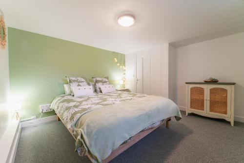 une chambre avec un grand lit avec un mur végétal dans l'établissement Le Gué Sourdeau: 150m² 5 min from Futuroscope, à Chasseneuil-du-Poitou