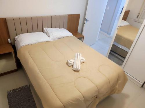 Una cama con dos toallas en una habitación en Ótimo AP Consulado Americano, Iguatemi e Fiergs, en Porto Alegre