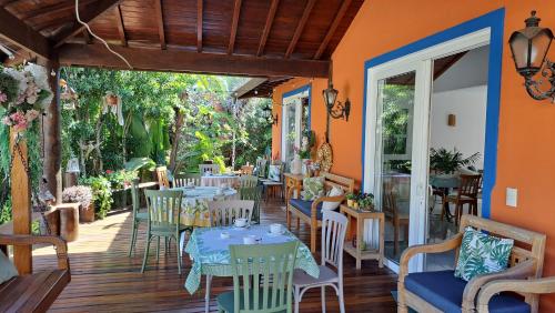 un restaurante con mesas y sillas en una terraza en Hotel Liberdade Búzios, en Búzios