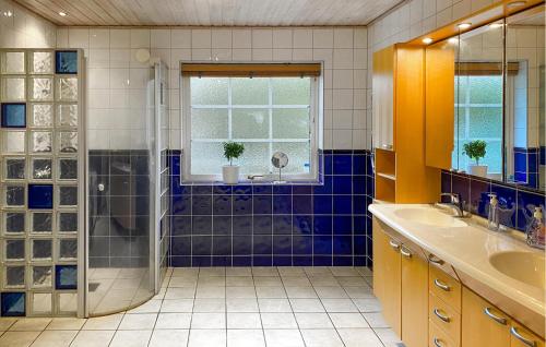La salle de bains est pourvue d'une douche et d'un lavabo. dans l'établissement Gorgeous Home In Vrnamo With Lake View, à Värnamo