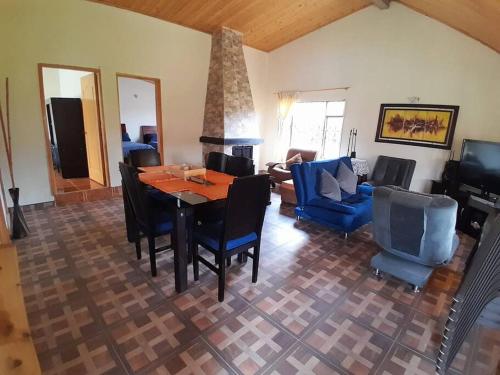 a living room with a dining room table and chairs at Cabaña Villa Eugenia - Paipa in Paipa