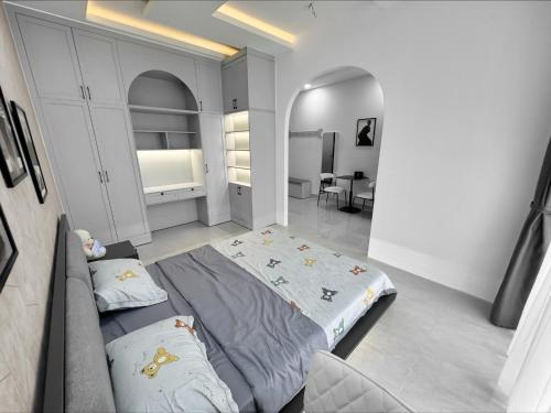Habitación con sofá y cama. en Newhome luxury apartment, en Ho Chi Minh