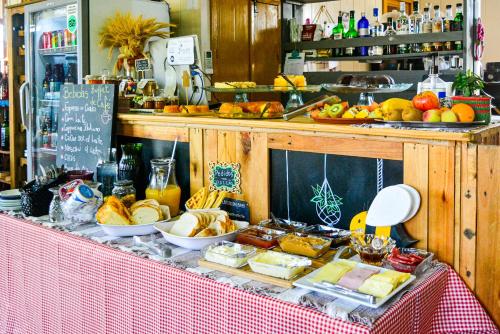 um buffet de comida em cima de uma mesa em Cambará Ecomoradas em Cambará