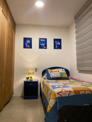 Un pat sau paturi într-o cameră la Hermosa Casa del Valle en Parcela en Padre Hurtado Santiago