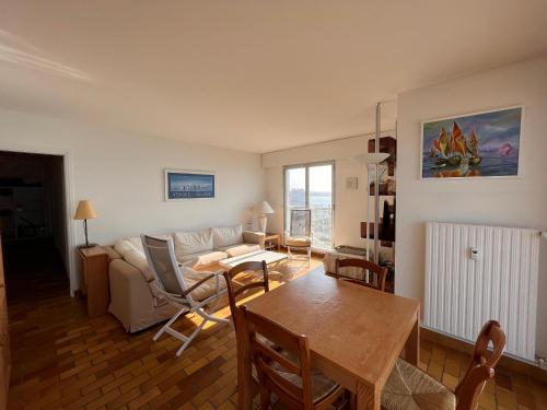 un salon avec un canapé et une table dans l'établissement Appartement confortable avec vue sur l'océan, 2 chambres et balcon - FR-1-197-201, à Les Sables-dʼOlonne