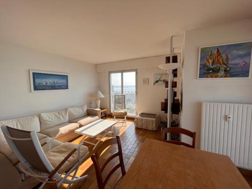un salon avec un canapé et une table dans l'établissement Appartement confortable avec vue sur l'océan, 2 chambres et balcon - FR-1-197-201, à Les Sables-dʼOlonne