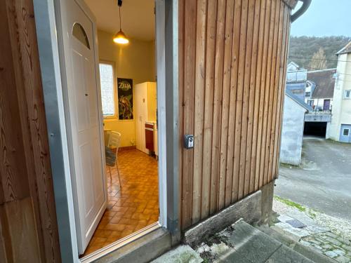 une porte ouverte d'une maison avec un couloir dans l'établissement Zelda, à Besançon