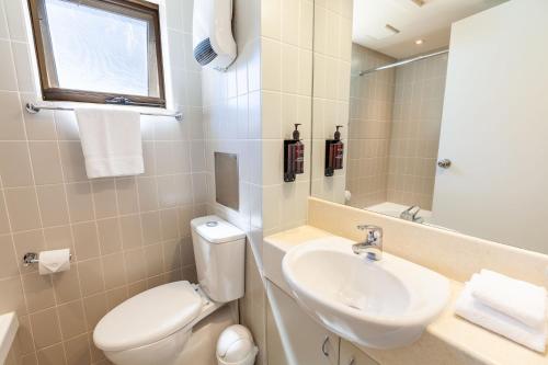 Łazienka z białą toaletą i umywalką w obiekcie Lantern 1 Bedroom Balcony with Village and Mountain View w mieście Thredbo