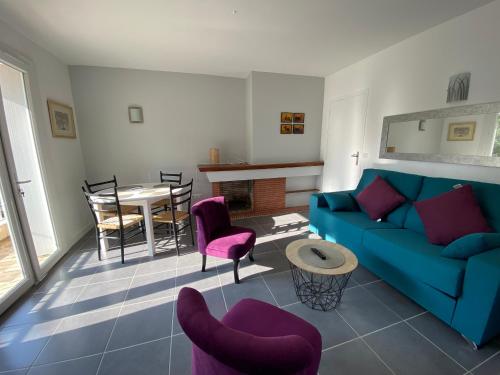 un salon avec un canapé bleu et une table dans l'établissement T3 rénové à 200m de la plage, balcon, parking privé - Moulleau, Arcachon - FR-1-374-100, à Arcachon