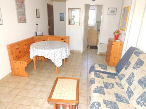 un salon avec un canapé et une table dans l'établissement Royan : T2 cosy avec terrasse, proche plage et commerces, parking privé - FR-1-71-63, à Royan