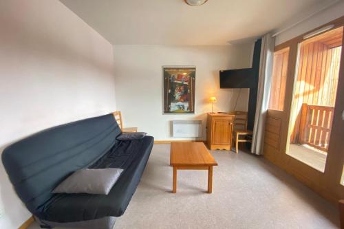 un salon avec un canapé et une table dans l'établissement Apartment at the foot of the slopes, à Saint-Étienne-en-Dévoluy