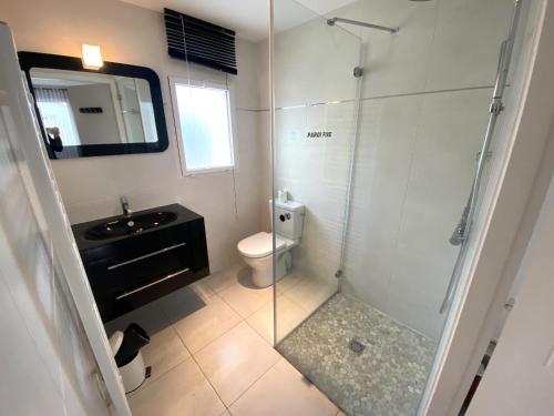 une salle de bain avec une douche, des toilettes et un lavabo dans l'établissement Maison neuve avec terrasse - 600m de la plage, parking, Wifi, et équipements modernes à La Tranche-sur-Mer - FR-1-22-301, à La Tranche-sur-Mer