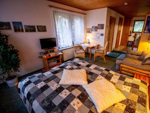een slaapkamer met een bed en een woonkamer bij Holiday home Kahl in Ilmenau