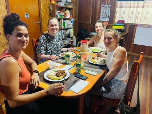 Un gruppo di donne sedute a tavola a mangiare cibo di Sunrise of Tambopata a Puerto Maldonado