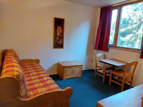 a bedroom with a bed and a table and a table and chairs at Résidence Nova - Studio pour 2 personnes, au coeur de la station d'Arc 1800 dans le village des Villards MAE-2221 in Arc 1800
