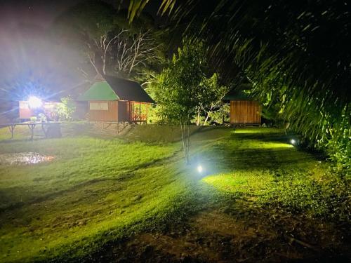 een tuin 's nachts met een licht op het gras bij Sunrise of Tambopata in Puerto Maldonado