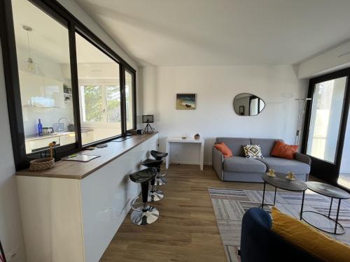 kuchnia i salon z kanapą i stołem w obiekcie Superbe T2 avec balcon et parking, idéalement situé à Arcachon - FR-1-374-200 w Arcachon