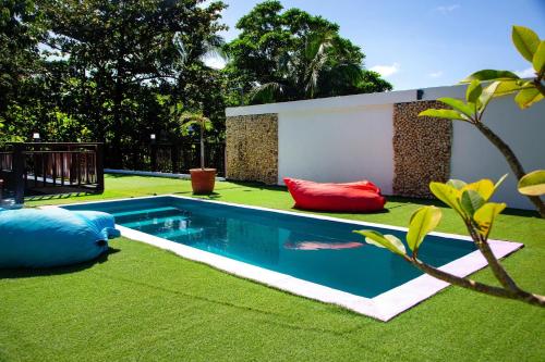 una piscina en medio de un patio de césped en Chillax Boracay, en Boracay