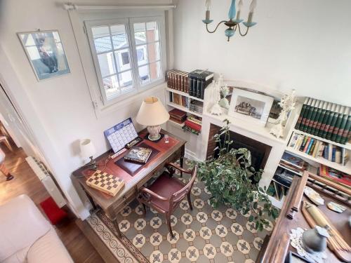 Photo de la galerie de l'établissement Maison Mitoyenne en Front de Mer avec Jardin, Centre de Jullouville, Accès Direct Plage - FR-1-361-472, à Jullouville