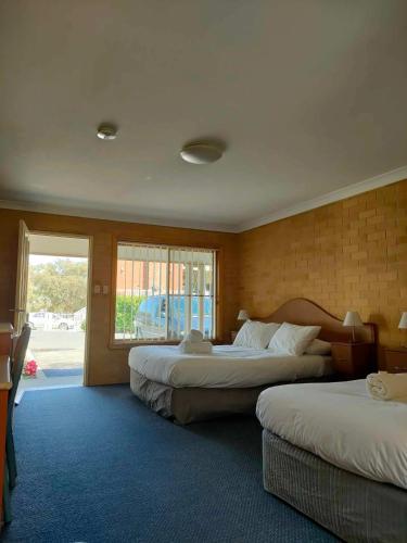 Habitación de hotel con 2 camas y ventana en Kandos Hotel en Kandos
