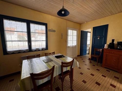 Photo de la galerie de l'établissement Appartement 29m² à 50m de la plage, animaux admis - FR-1-540-242, à Notre-Dame-de-Monts