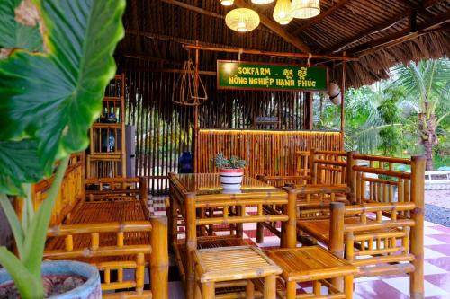 Farmstay Sokfarm tesisinde bir restoran veya yemek mekanı