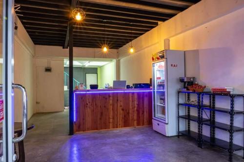 ein leeres Zimmer mit einer Bar und einem Kühlschrank in der Unterkunft Hug pai hostel in Pai