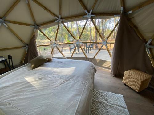 um quarto com uma cama numa tenda em Dome - Colares, near the center of Sintra em Colares