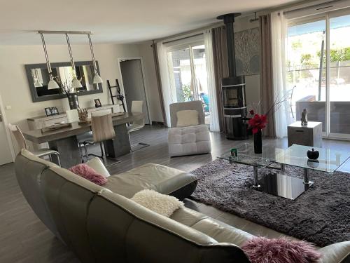 uma sala de estar com um sofá e uma mesa em petit paradis au soleil em Narbona