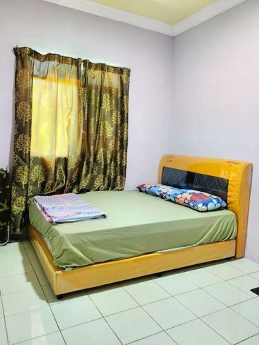 - un petit lit dans une chambre avec fenêtre dans l'établissement SJ Homestay & Room Rental., à Kota Belud