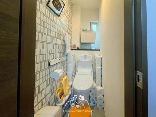 uma pequena casa de banho com dois WC num quarto em 〈二人部屋〉駐車場無料&地下鉄駅から950m、札幌新築戸建、施設が豊富、最大三名可能 em Sapporo