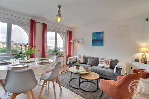 un salon avec un canapé et une table dans l'établissement De la jetee, à Ploubazlanec