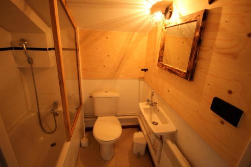 y baño con aseo, lavabo y espejo. en Chalet Arrondaz I - 5 Pièces pour 12 Personnes 193096, en Modane
