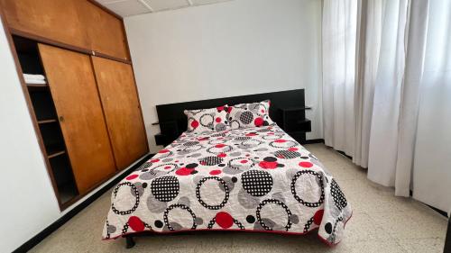 מיטה או מיטות בחדר ב-Acogedor apartamento familiar con balcón