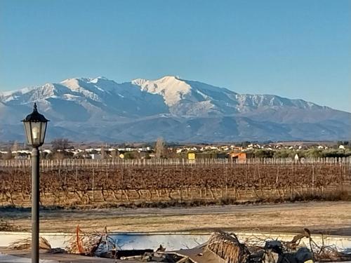 un feu de rue devant un champ de montagnes dans l'établissement T2 confort, à Théza