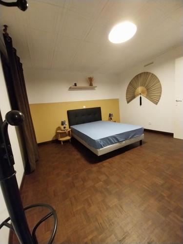 une chambre avec un grand lit dans une pièce dans l'établissement T2 confort, à Théza