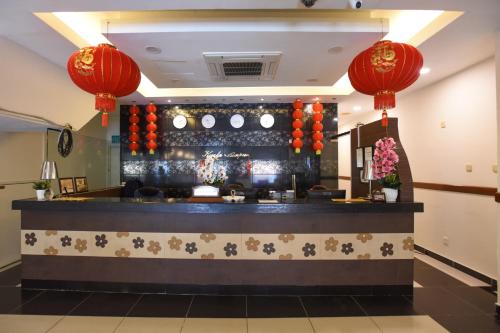 un bar en un restaurante con linternas rojas en hotel bintang, en Kuala Lumpur