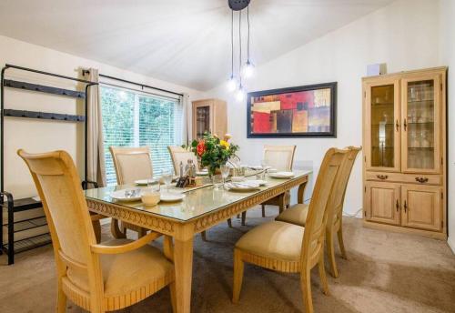 a dining room with a table and chairs at Yosemite's Scenic Hideaway in Midpines