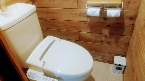 bagno con servizi igienici bianchi e lavandino di のんびれっじ七草 a Nasushiobara