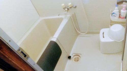 eine Badewanne mit Waschbecken im Bad in der Unterkunft のんびれっじ七草 in Nasushiobara